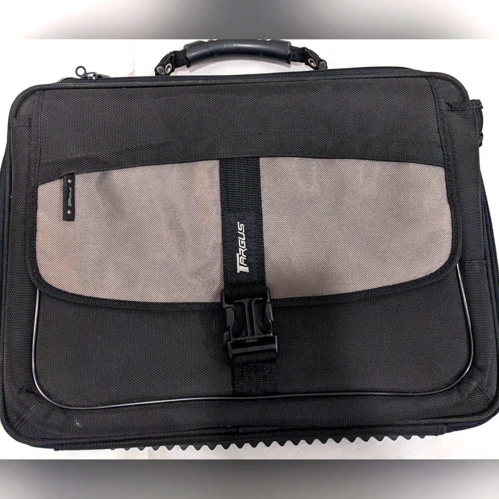 Targus Padded Platinum Deluxe Laptop Case with Professional Design